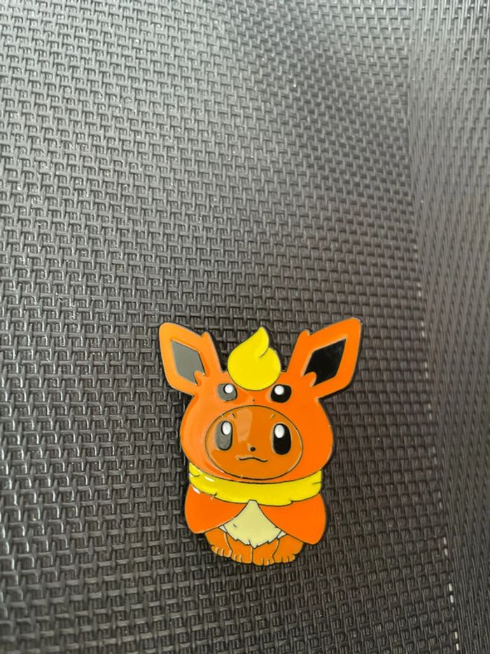 Pin’s Evoli eevee poncho Pyroli flareon Pokémon broche en très bon état - photo numéro 4