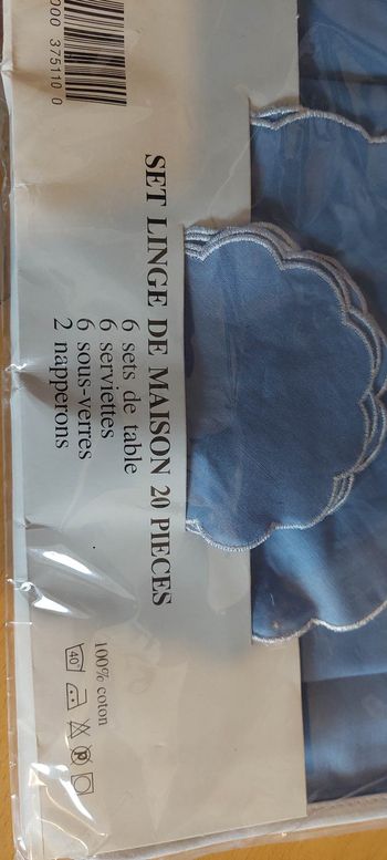 Joli lot neuf et emballé 20 pièces (sets de table, serviettes, sous-verres, napperons)