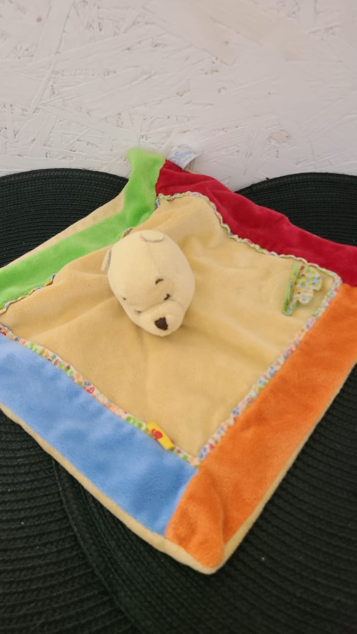 Disney doudou Winnie l'ourson plat carré rouge jaune orange bleu vert fleur abeille - photo numéro 3