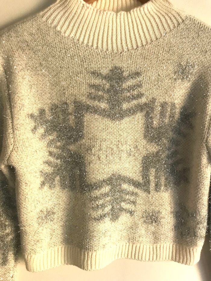 Pull court taille 36/38 à fils métallisés argentés et à motifs flocons de neige neuf jamais porté - photo numéro 2