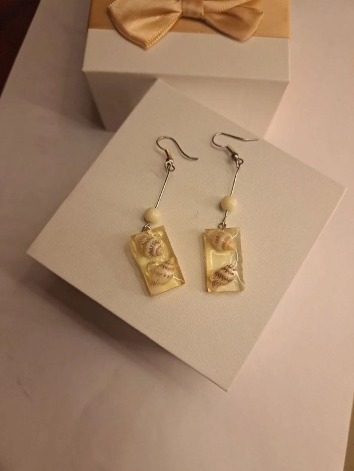 Boucles d'oreilles pendante en résine avec coquillages - photo numéro 2