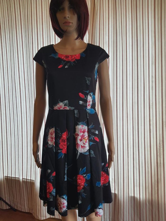 Jolie Robe Paola! Taille be fr 38 noir fleuries - photo numéro 2