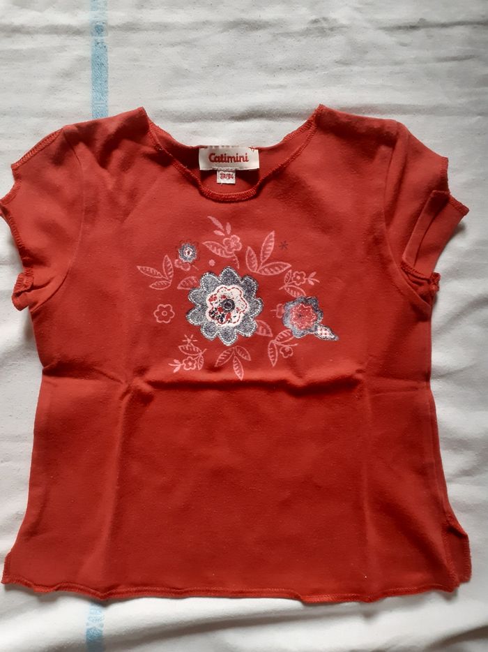 Tee shirt rouge motif fleurs