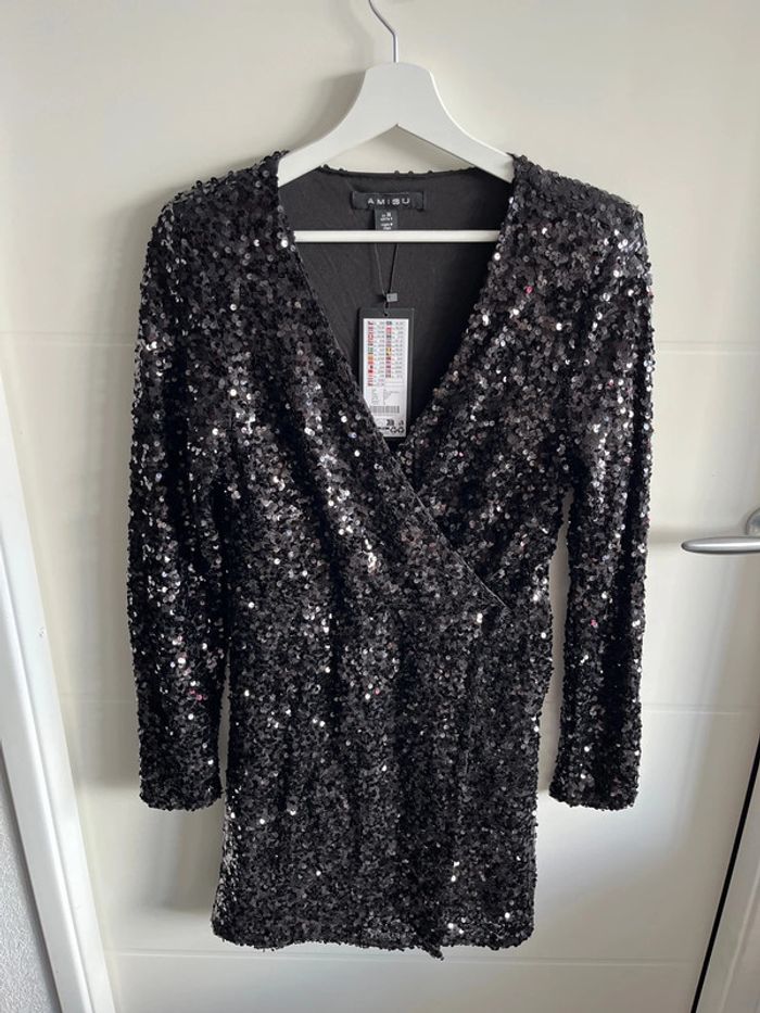 Robe noire pailletée décolleté