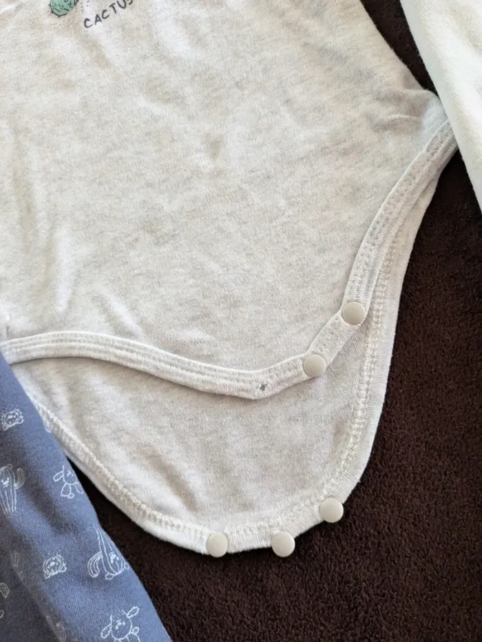 Lot de 3 bodies 2ans sans manches - photo numéro 5