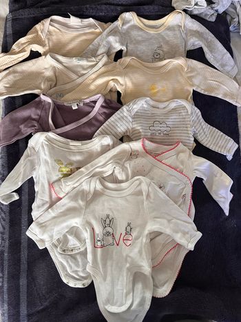 Lot bodys manches longues taille 1 mois