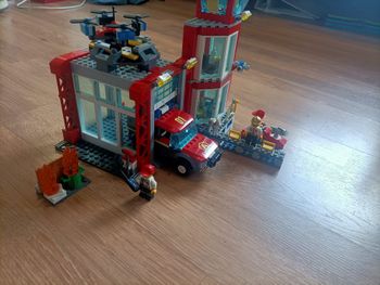 caserne de pompier lego 60215