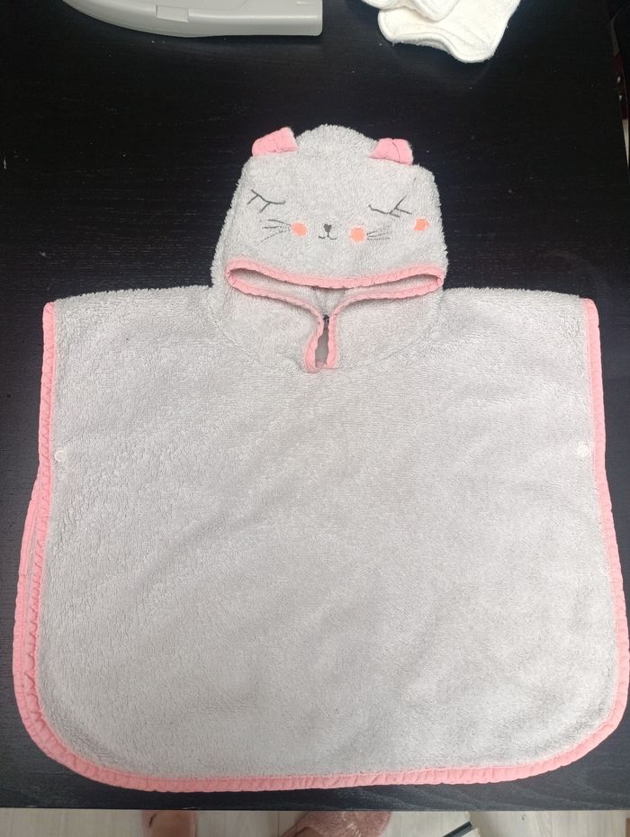 2 ponchos de bain 6-12 mois - photo numéro 2