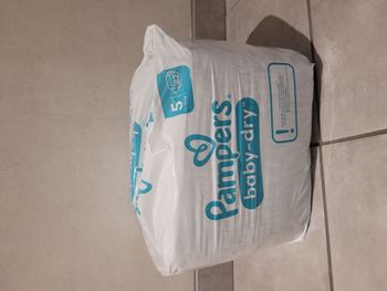 Couches pampers baby dry taille 5