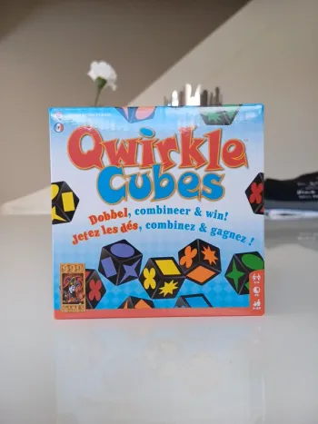 Qwirkle cubes complet et état neuf 6 ans+ (version français néerlandais)