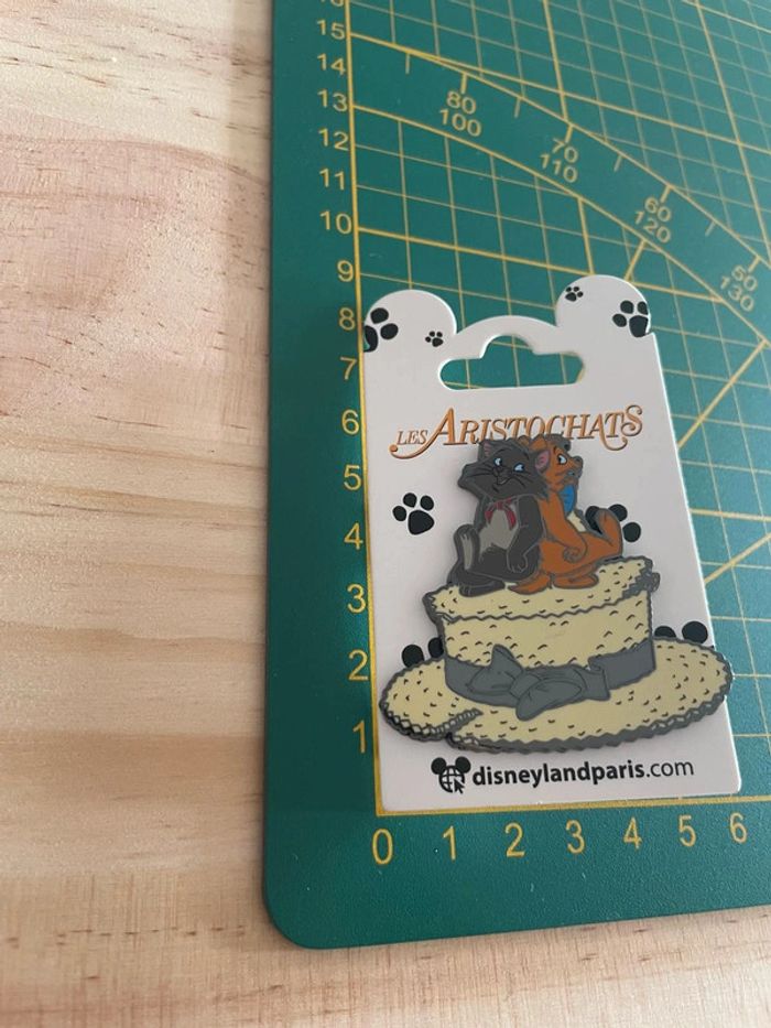 Pin's Disney Les Aristochats - Berlioz et Toulouse sur chapeau - photo numéro 3