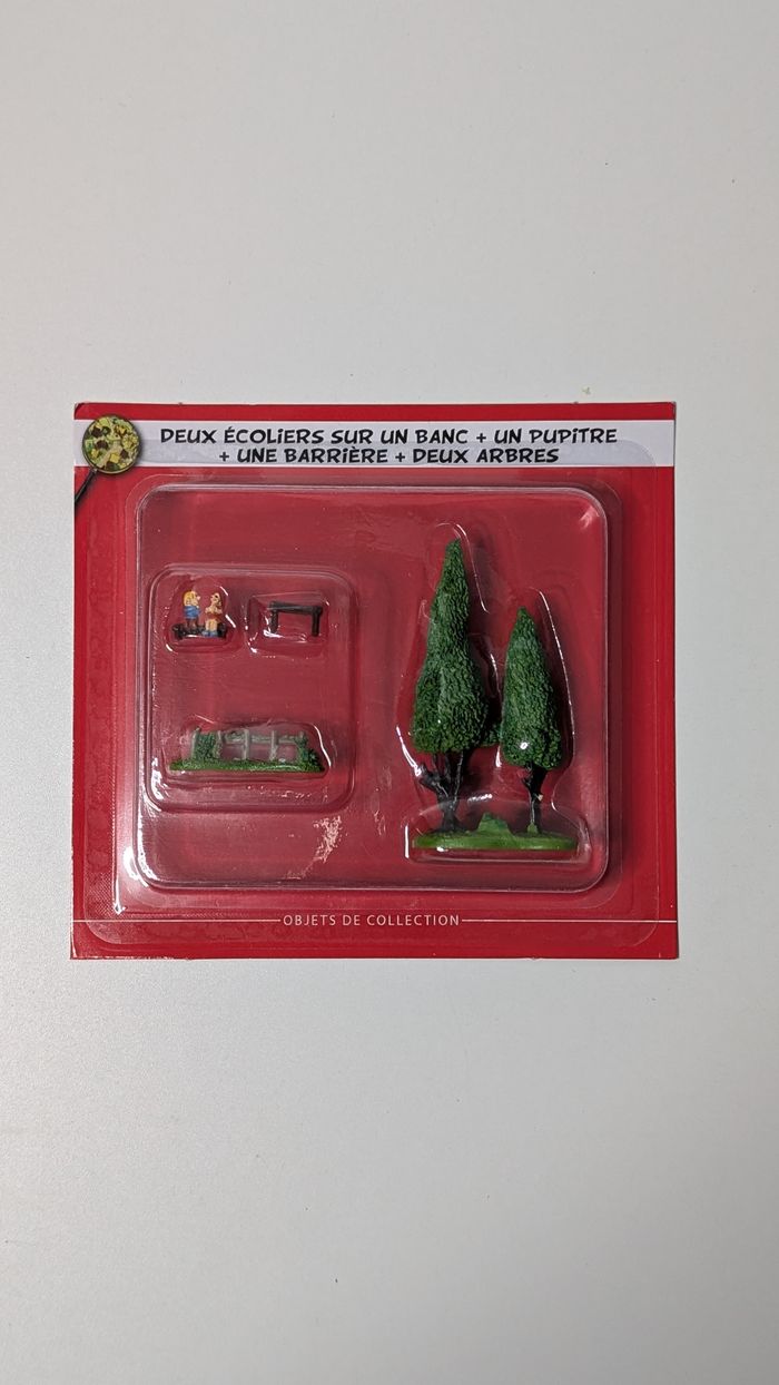 [Hachette] Village d'Astérix collection deux écolier sur un banc + un pupitre + une barrière + 2 arb