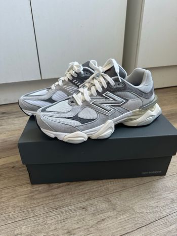 New balance grise 9060 taille 40 1/2