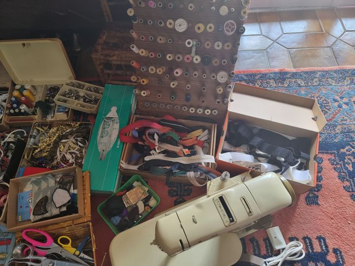 Lot de couture avec machine à coudre Bernina 730 Record (complète) + accessoires et composants de co - photo numéro 6