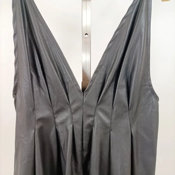 Robe NA-KD noire effet cuir décolleté plongeant V-shape, dos nu, effet cuir taille 38 A1237 - photo numéro 3