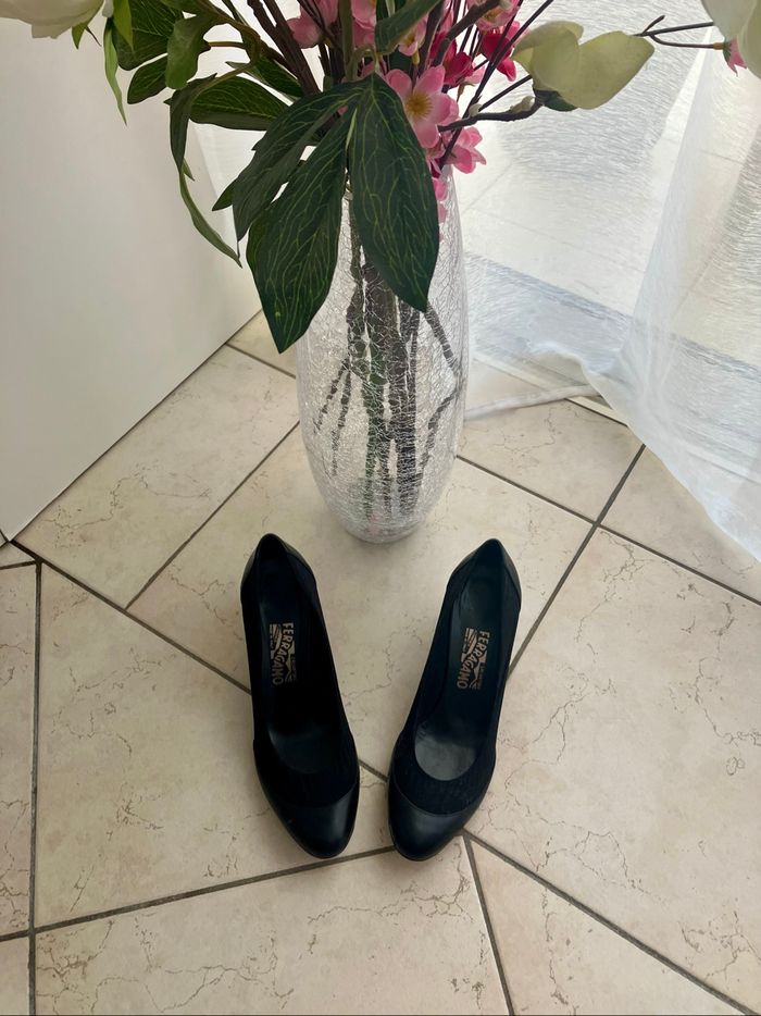 Escarpins à talons noirs Salvatore Ferragamo - photo numéro 3