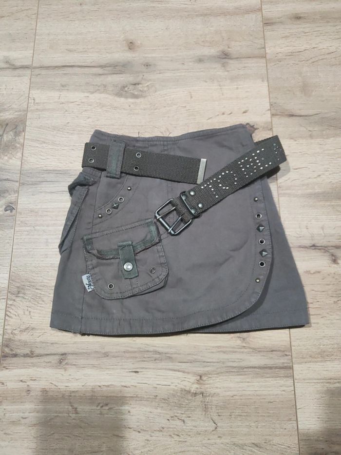Magnifique jupe esprit militaire kaki avec ceinture détails cloutés