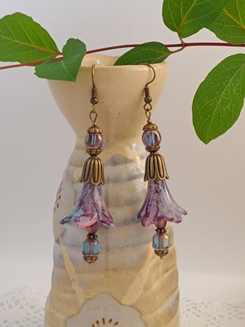 Boucles d’oreilles fleurs féeriques violet rose bleu, verre, bronze antique