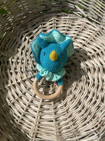Hochet tricératops en crochet