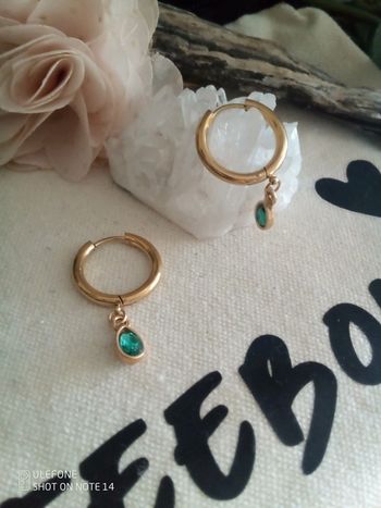 Petites créoles pendentifs zircons verts