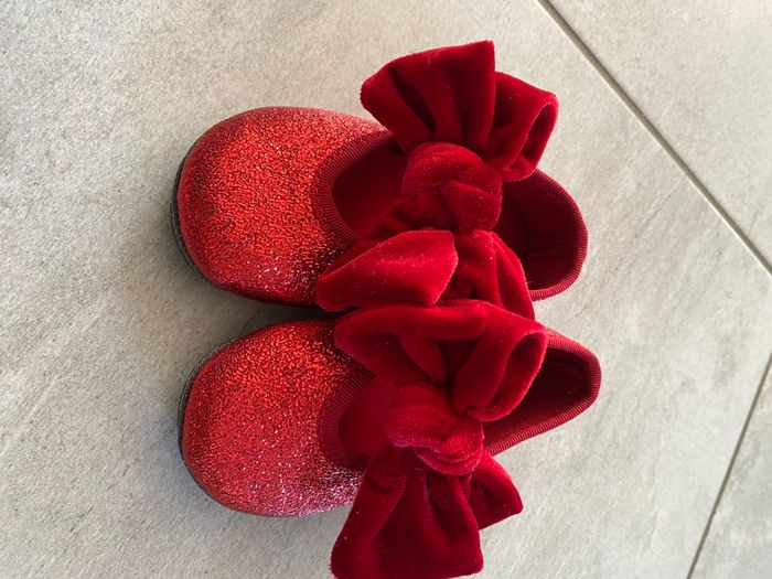 Ballerines bébé 18/19  rouge métallisé noeud velours H&M - photo numéro 2