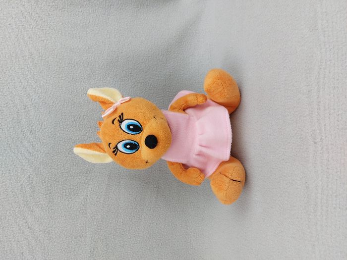 Peluche doudou kangourou Walibelle robe rose parc WALIBI 22 cm assis