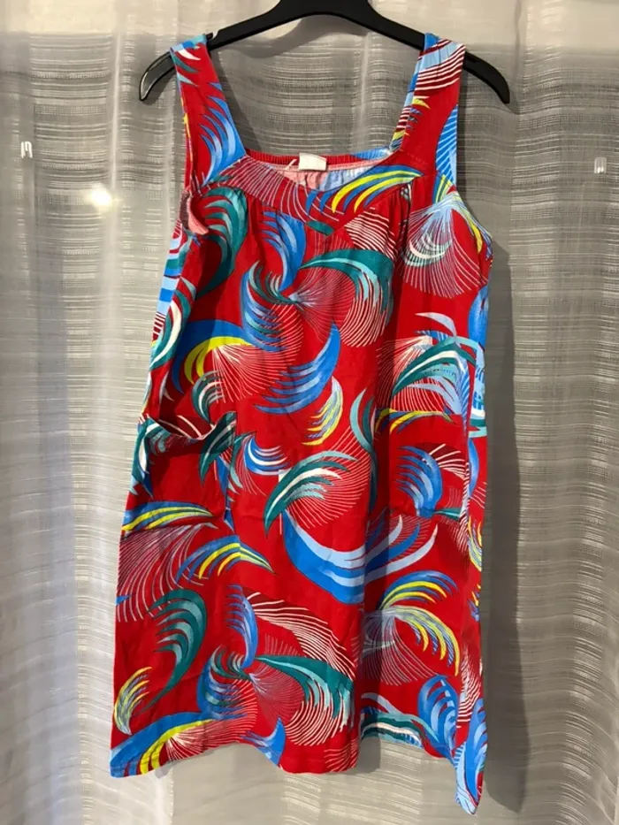 Robe rouge fleuri