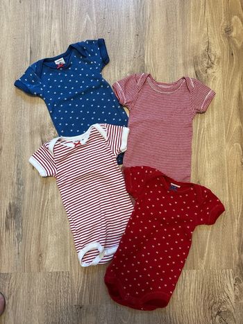 Lot 4 bodies manches courtes 3 mois Petit Bateau