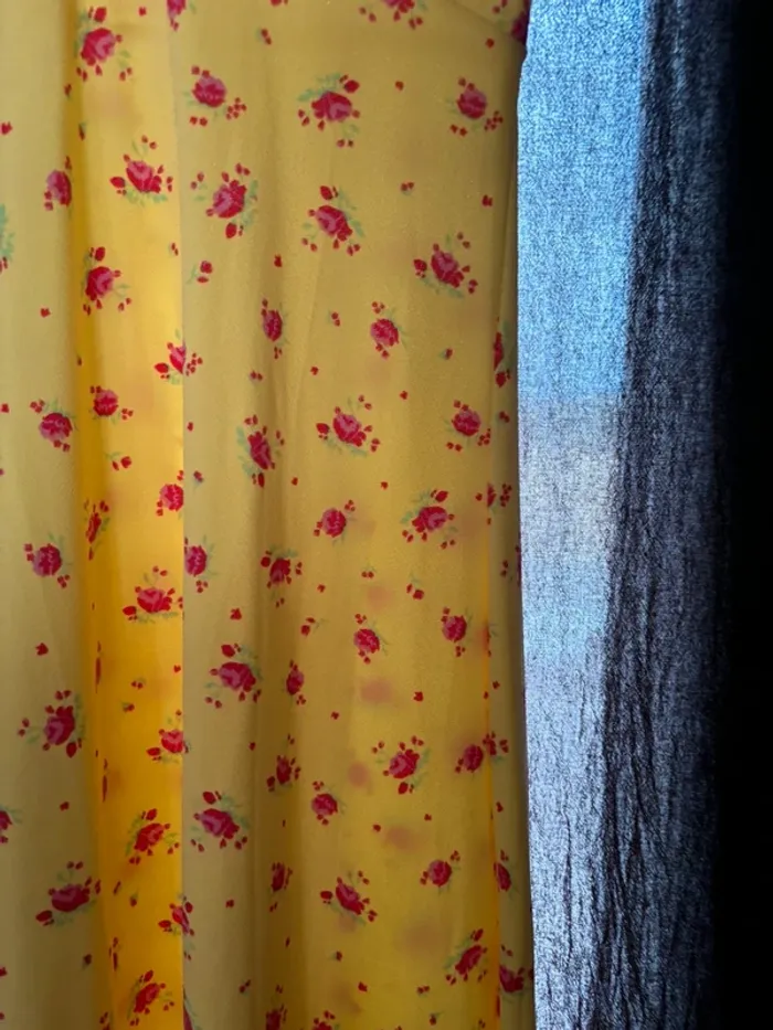 Robe jaune à fleurs rouges - photo numéro 3
