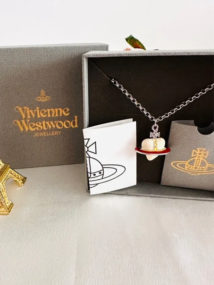 🪐Collier Vivienne Westwood orbite ivoire & rouge – Logo gravé sur le fermoir - photo numéro 10