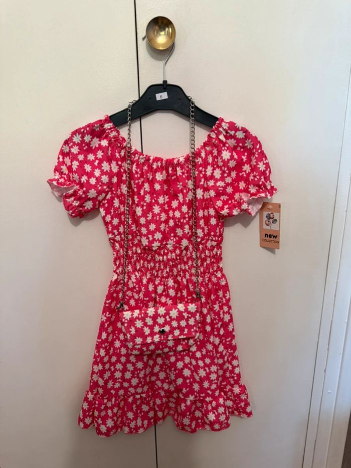 Robe fuschia à fleurs blanches