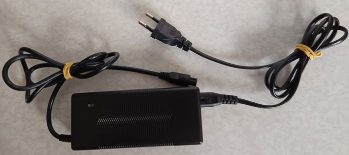Chargeur Original Complet JY-420150 42V 1.5A 3 Trous avec câble Secteur