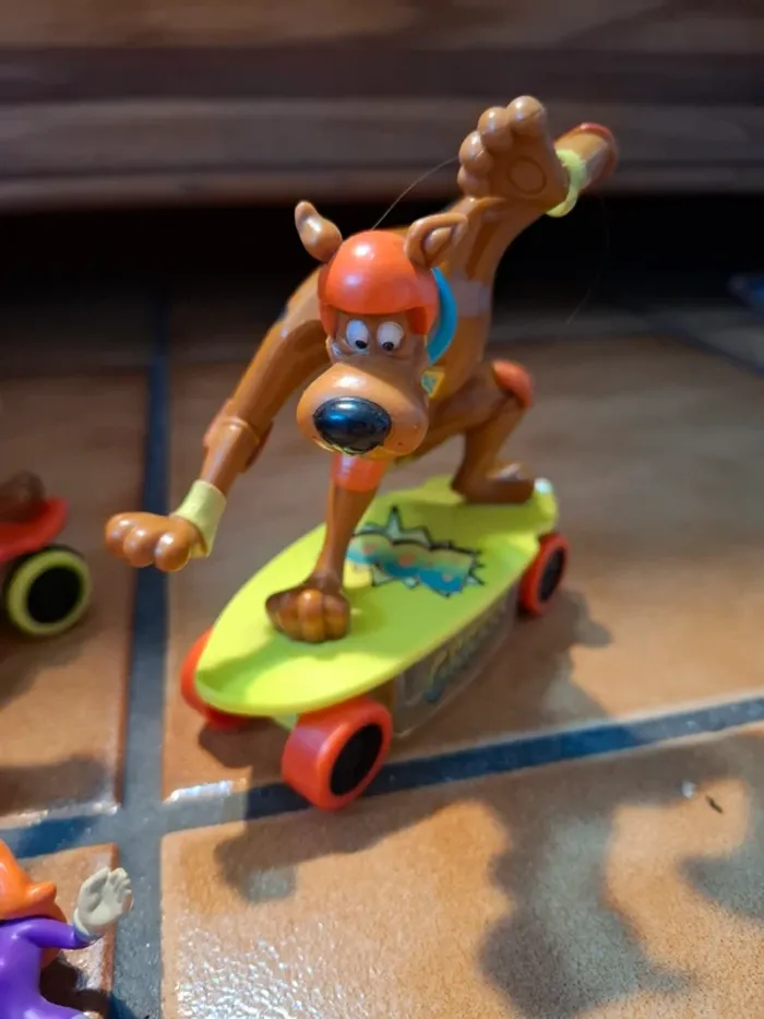 Lot de 2 figurines Scooby-Doo Fizzy Skateboard et Daphné - photo numéro 4