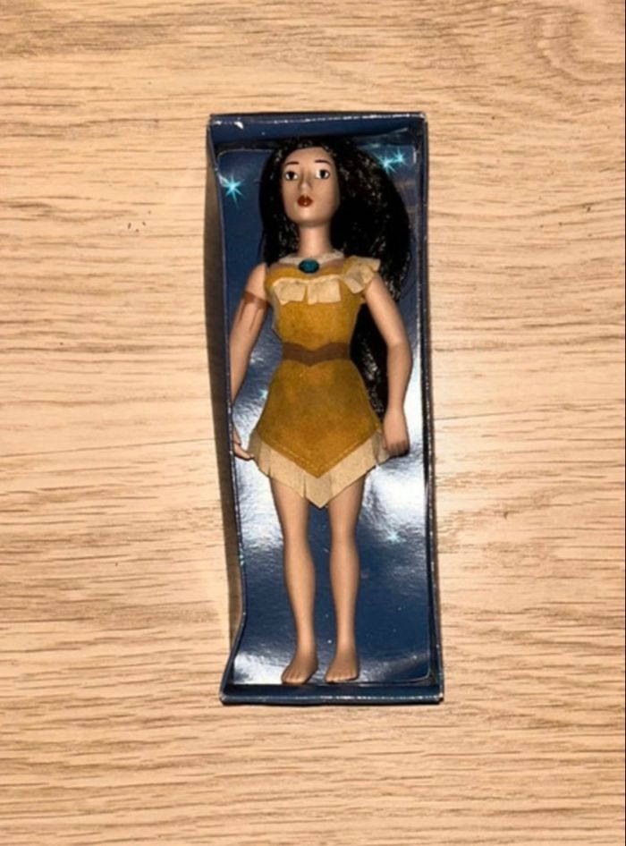 Poupée porcelaine Disney Pocahontas