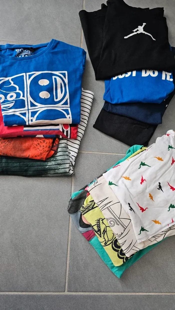 Lot 12 tshirts