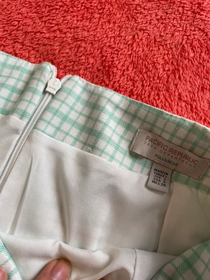 Jupe à carreaux verts et blancs Pull & Bear taille S très bon état - photo numéro 3