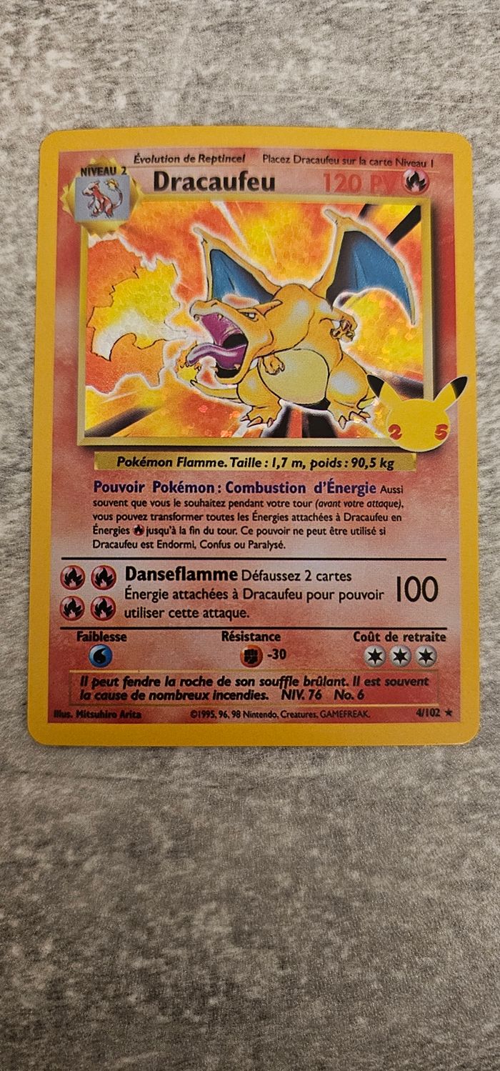 Carte Pokémon Dracaufeu Célébration 25 ans
