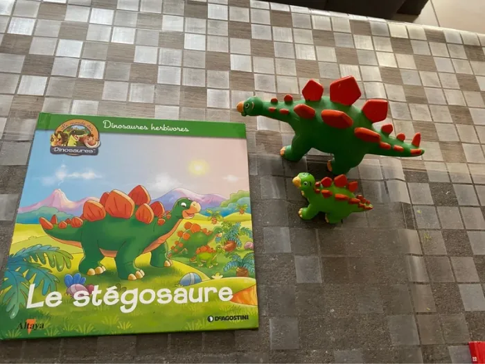 Livre le stégosaure et 2 figurines altaya le monde des dinosaures