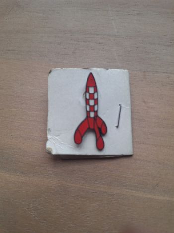 Pin's fusée Tintin neuf 