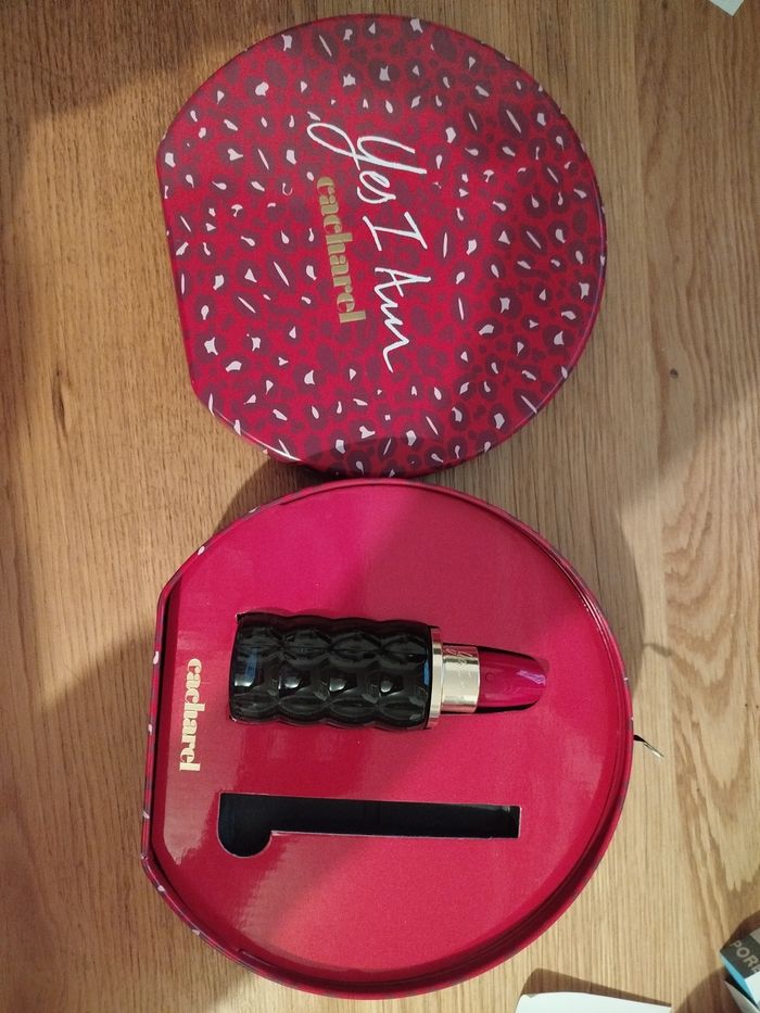 Yes i am Cacharel - photo numéro 1