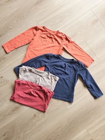 Lot 4 t-shirts manches longues. 4/5 ans.