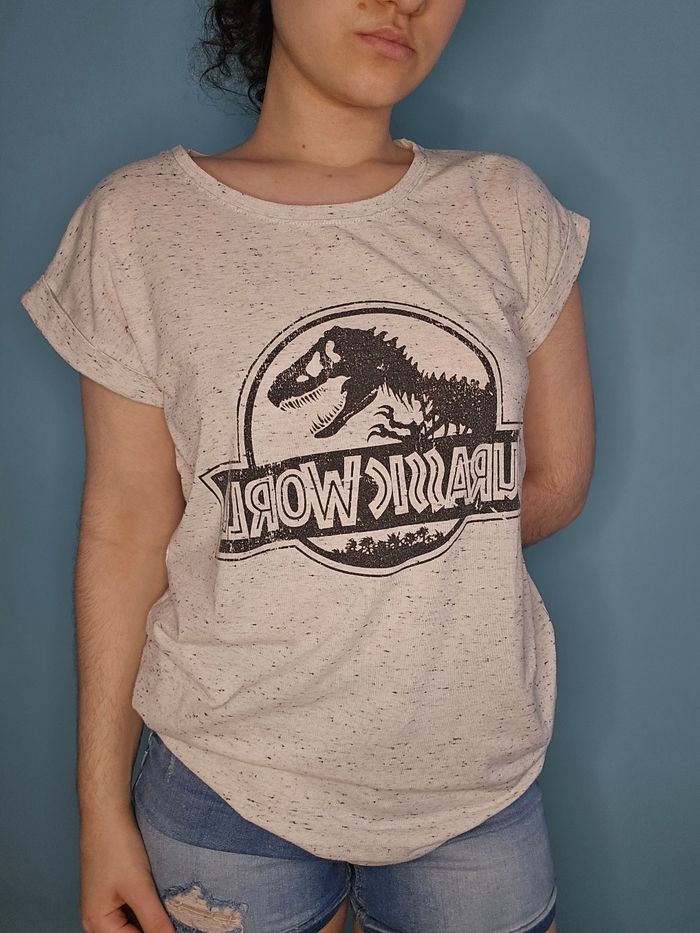 T shirt Jurassic World manches courtes très bon état