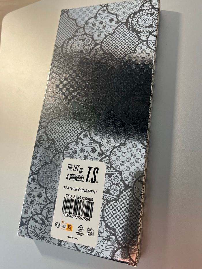 The Life of a Showgirl Feather Ornament - photo numéro 5