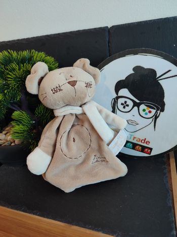 Doudou plat Souris Ours Tiamo Collection Beige Marron Grelot Écharpe Rond Plat