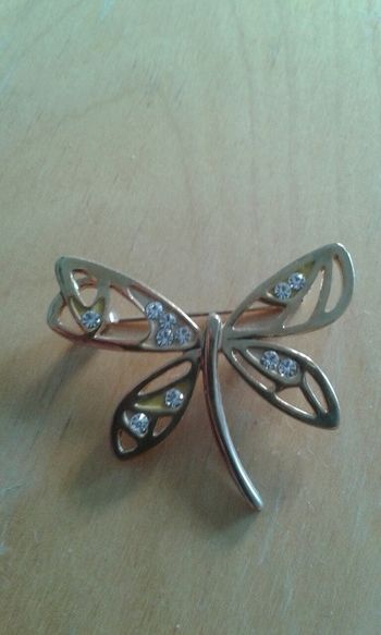 Broche papillon en métal doré