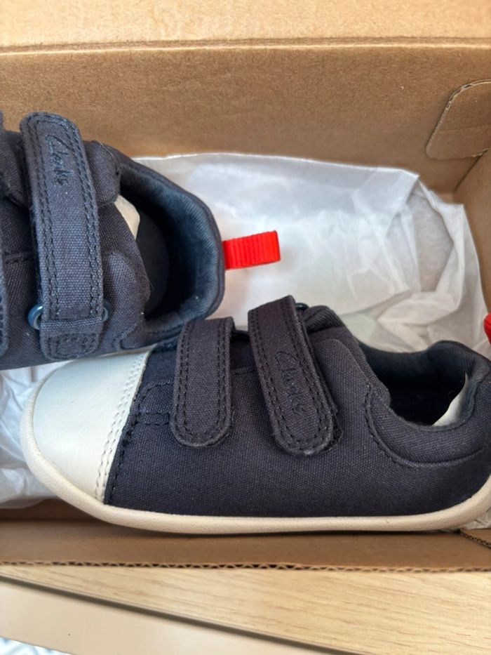 Chaussures Clarks taille 21 - photo numéro 2