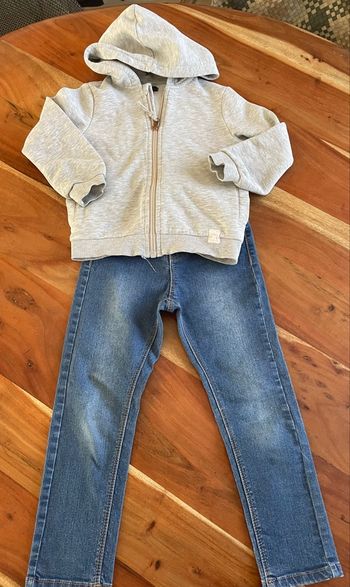 Lot jean bleu et sweat zippé à capuche gris fille 5 ans