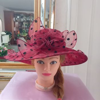 Chapeau de ceremonie en organza coloris bordeaux