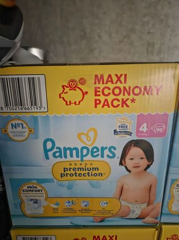 2 cartons couches pampers 