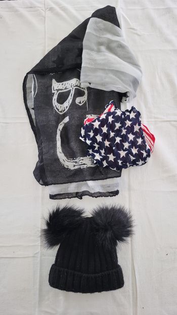 Lot foulard - bonnet